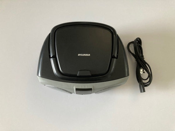 CURTIS Sylvania SRCD243M-SILVER Modèle  SRCD243 Portable Lecteur CD avec AM/FM Radio, Boombox (Gris-Argenté)