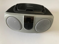 CURTIS Sylvania SRCD243M-SILVER Modèle  SRCD243 Portable Lecteur CD avec AM/FM Radio, Boombox (Gris-Argenté)